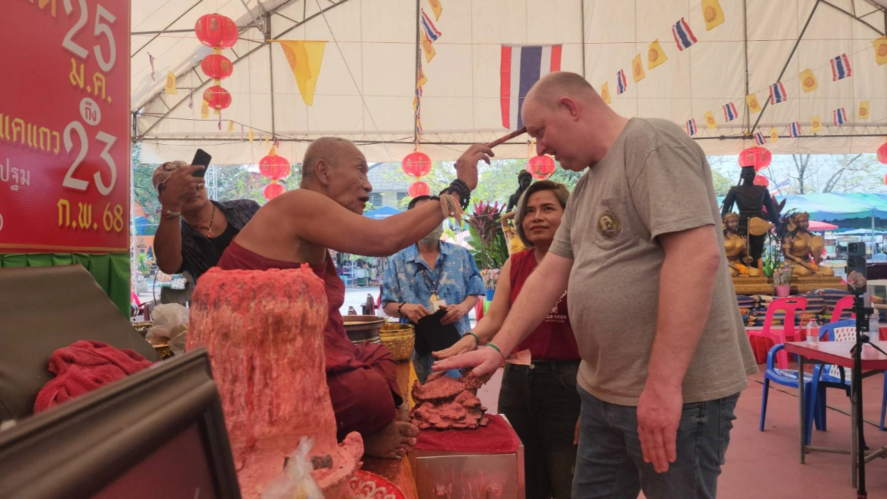 Read more about the article สาธุชนลงยันต์หลังมือวัดดัง ไม่ผิดหวังได้ “เลขเด็ด” ธนบัตรขวัญถุงกลับไปลุ้นโชค 16/2/68